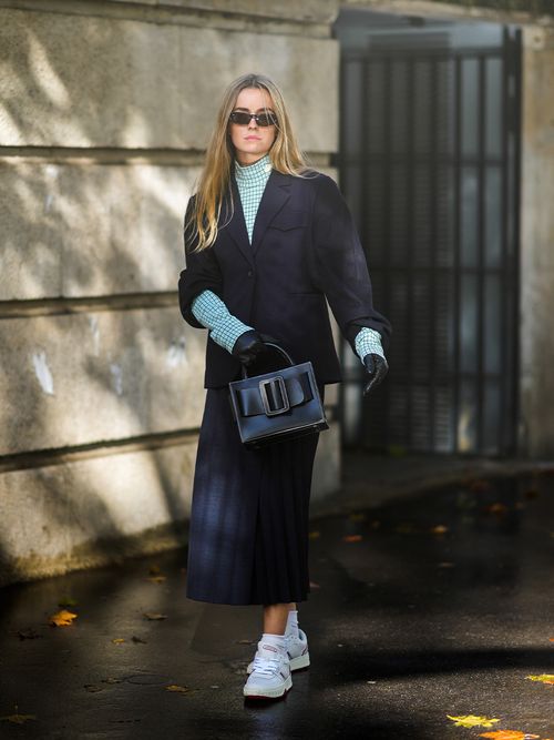 Streetstyle mit einem grün karierten Rollkragen zu einem Midirock und einem schwarzen Blazer.