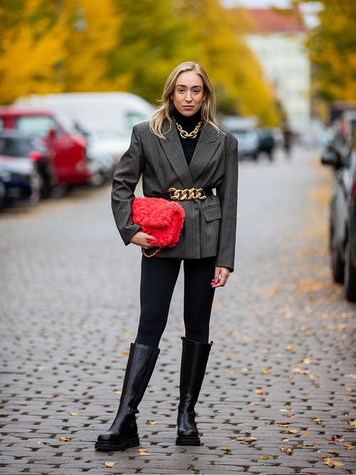 Sonia Lyson in einer schwarzen Leggings zu einem karierten Blazer.