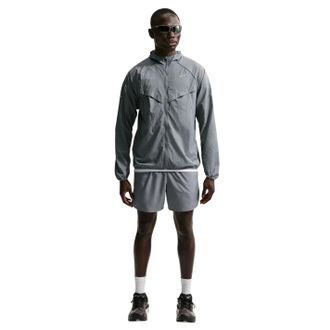 Nike Lichtgewicht herenjack met capuchon van Stride (Rook Grijs)