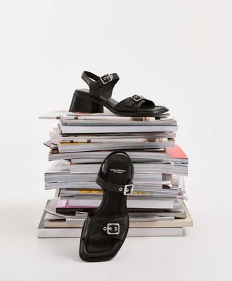 Vagabond Shoemakers - Ines - Sandali con tacco in pelle neri con fibbia-Nero