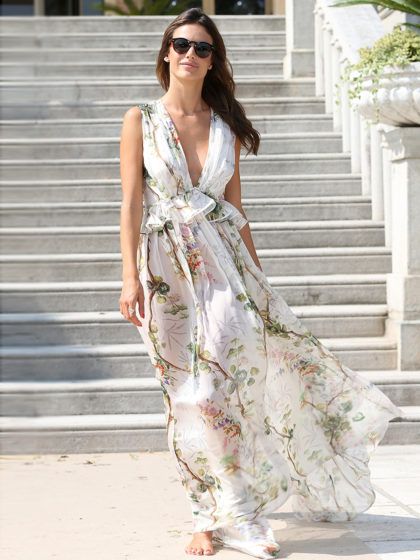 20 vestidos de invitada para una boda en la playa y los accesorios que más les van