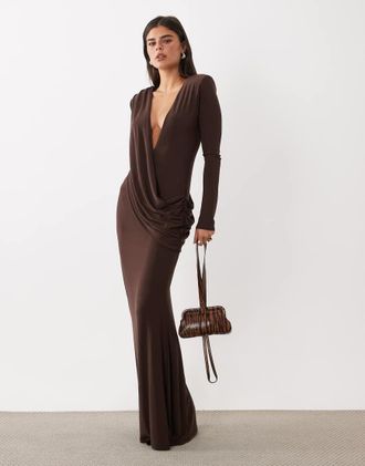 Asos vestito maxi fluido con spalline imbottite e dettaglio drappeggiato in cioccolato-Marrone