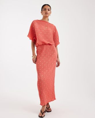 Never Fully Dressed Tilly - Vestito lungo pliss&eacute; con spalle scoperte color corallo a pois metallizzati-Arancione