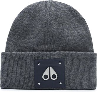 Moose Knuckles Logo Beanie in Cement Wol - Heren - Hoeden - Grijs - ONE Size - Wol - Accessoires