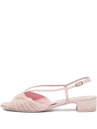 Chanel Su&egrave;de sandalen met logo - Roze