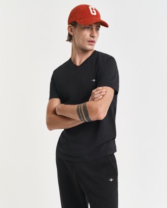 GANT T-Shirt »SLIM SHIELD V-NECK T-SHIRT« mit einer kleinen Logostickerei auf der Brust