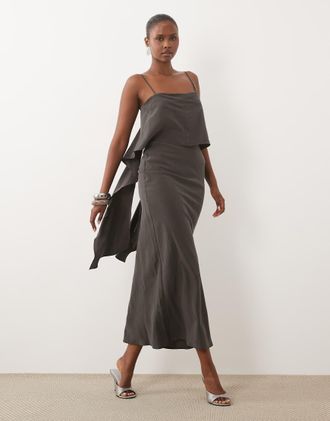 Asos vestito maxi in satin a strati con spalline sottili color marrone cioccolato