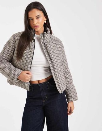 Vero Moda Piumino corto con stampa a quadri heritage-Bianco