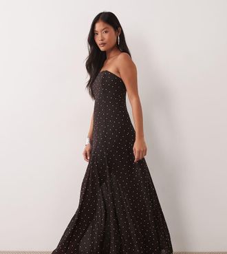 Forever New vestito maxi in chiffon con bandeau e orlo trasparente a pois color cioccolato-Marrone