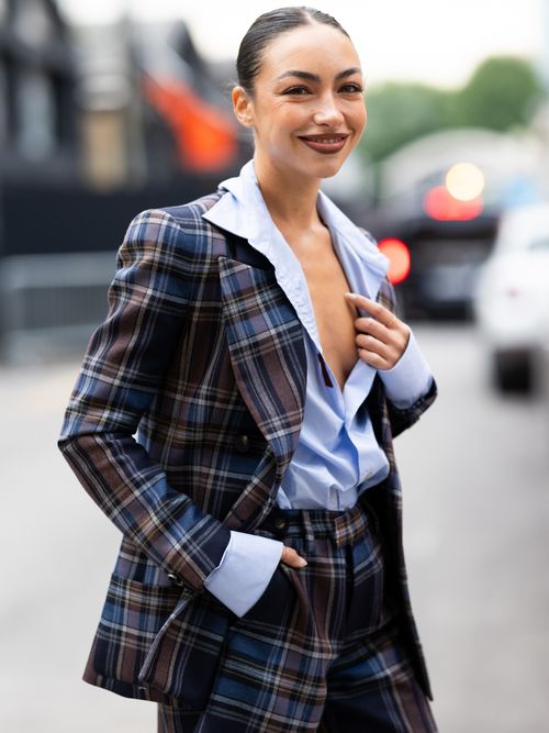 Valentina Cabassi trägt ein Karo-Ensemble mit hellblauer Bluse auf der Milan Fashion Week.