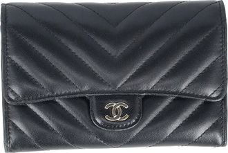 Chanel Pre-owned Womens CC Chevron Classic Flap Wallet in Black Lambskin Leather - One Size