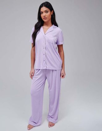 Loungeable Completo a maniche corte con pantaloni tradizionali in jersey super morbido a coste lilla-Viola
