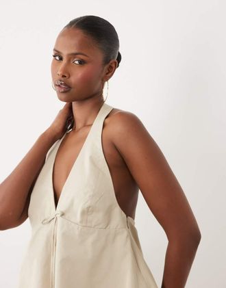 Vero Moda Top allacciato al collo con scollo profondo e fondo a peplo color pietra con fiocco-Neutro