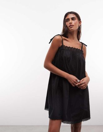 Reclaimed Vintage mini dress a strati con bordi in pizzo in nero