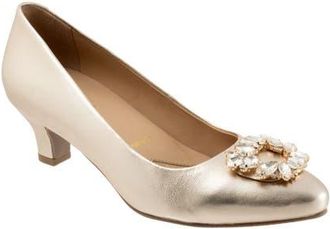 Trotters Kate Kitten Heel Pump in Champagne at Nordstrom, Size 10.5