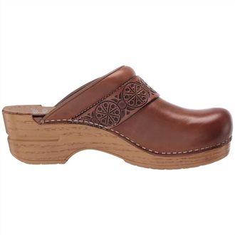 Dansko Womens Saundra Clog In Waxy Tan