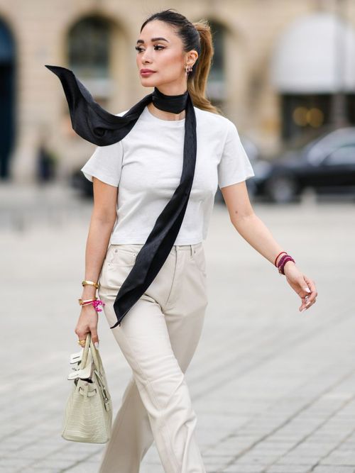Heart Evangelista trägt ein weißes T-Shirt mit einem Seidentuch und beiger Jeans in Paris.