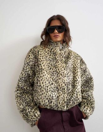 Topshop giacca bomber in pelliccia sintetica con collo a imbuto e stampa a pois-Bianco