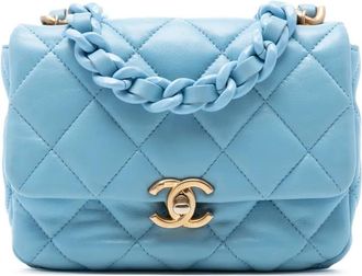 Chanel Borsa a tracolla Flap mini in pelle di agnello trapuntata con catena dalla finitura laccata 2021-2025 - Blu