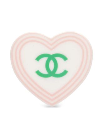 Chanel 2004 CC-mark heart-shape brooch - women - Plastic - One Size - White