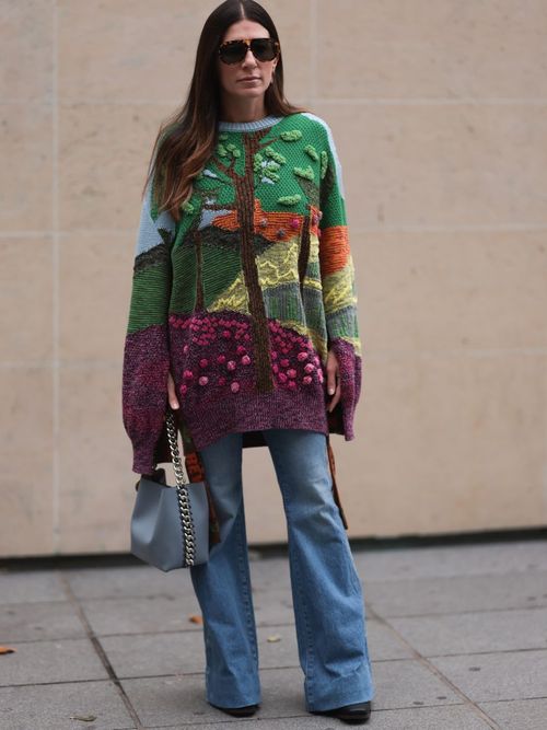 Alessandra Airo trägt eine übergroßen Multicolor Knit Pullover zu einer Jeans mit einer Stella McCartney Tasche in Paris