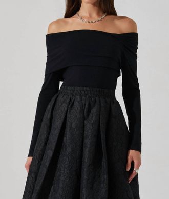 Astr Jada Off Shoulder Top In Black