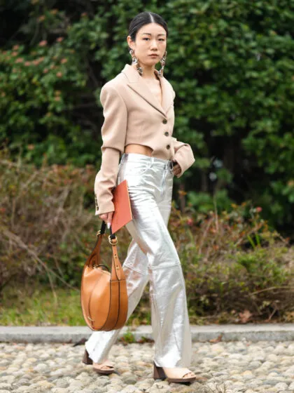 Trendforecast: Dank TikTok tragen wir silberfarbene Hosen im Herbst