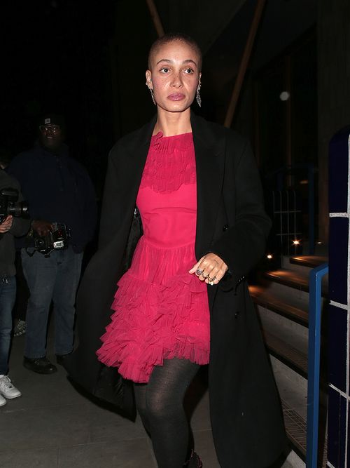 Model Adwoa Aboah in einem pinken Tüllkleid am weg zu einer Party