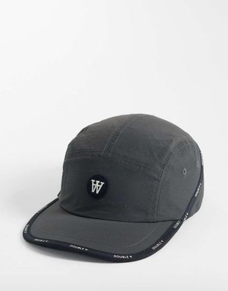 Wood Wood Double A di Wood Wood - Asim - Cappellino nero in nylon con logo e finiture