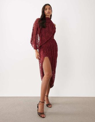Asos vestito midi in pizzo floreale con manica a mantella asimmetrica color vino-Rosso