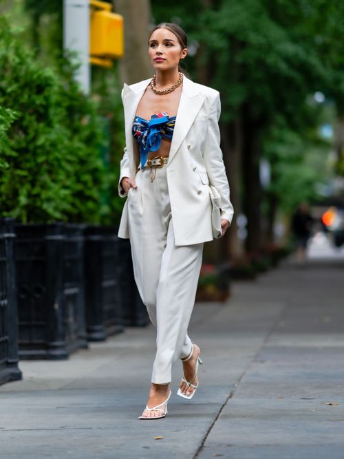 come indossare un foulard quadrato come top