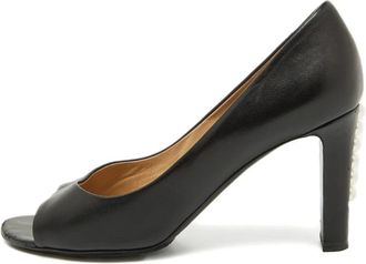 Chanel 90mm faux pearl-embellished leather pumps - Black