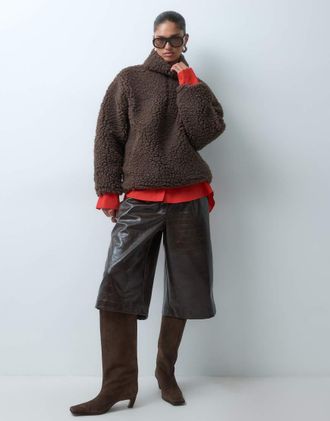 Asos pile borg alto con mezza zip marrone