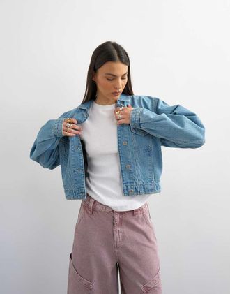 Topshop Giacca corta in denim candeggiato con spalle imbottite-Blu