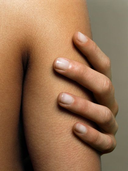 Colori e disegnini? Naaah… per l’estate 2021 è tendenza unghie color nude!