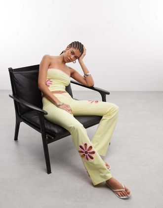 I.AM.GIA Daisy - Pantaloni a zampa in misto cotone giallo con cut-out a fiori rosa a contrasto-Multicolore