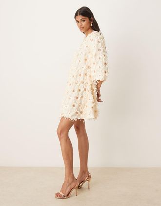 Vero Moda Vestito grembiule corto color crema testurizzato con decorazioni in paillettes-Bianco