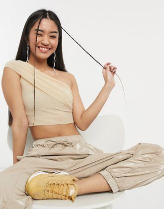 Niihai NiiHai - Kurzes Oberteil aus Netzstoff in Camel mit One-Shoulder-Tr&auml;ger und &Auml;rmeln-Neutral