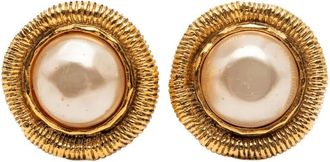 Chanel Orecchini a clip placcati in oro con perle sintetiche e logo 1970-1980 - Bianco