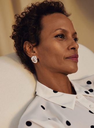 Simons Womens Interlocking hoop earrings