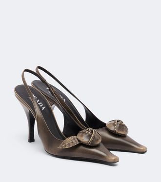 Prada Salones destalonados de piel con aplique floral