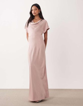 Tfnc Vestito lungo da damigella in raso rosa polvere con spalle scese e taglio sbieco