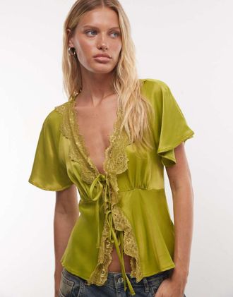 Reclaimed Vintage top con nodo davanti e bordi in pizzo color oliva-Verde