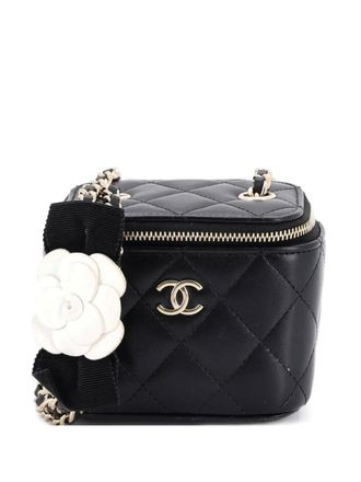 Chanel Borsa a tracolla Vanity Case mini in pelle di agnello trapuntata con fiocco e camelia - Nero
