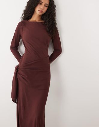 Asos Vestito lungo girocollo a maniche lunghe color cioccolato con dettaglio stile foulard-Marrone