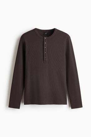 H&M Geripptes Henleyshirt in Slim Fit - Brown