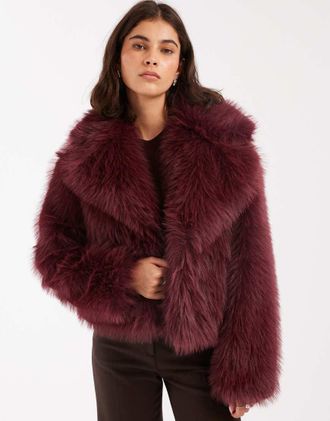 Miss Selfridge Giacca corta in pelliccia sintetica color prugna-Rosso