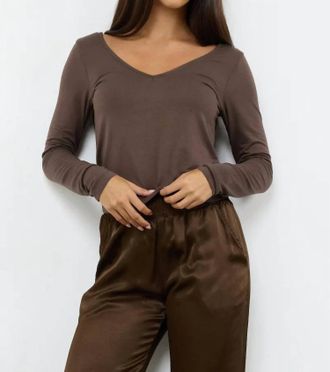 La Made Esya V-Neck Long Sleeve Top In Mahogany