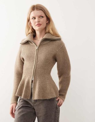 Monki Cardigan color marrone chiaro stretto in vita con doppia zip e fondo peplo
