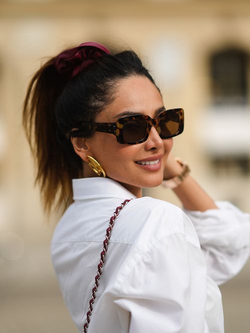 Streetstyle mit einer weißen Bluse und einer braunen eckigen Sonnenbrille.